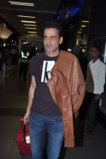 MAnoj Bajpai arrive from TOIFA 2013 in Mumbai on 8th April 2013 (88).JPG